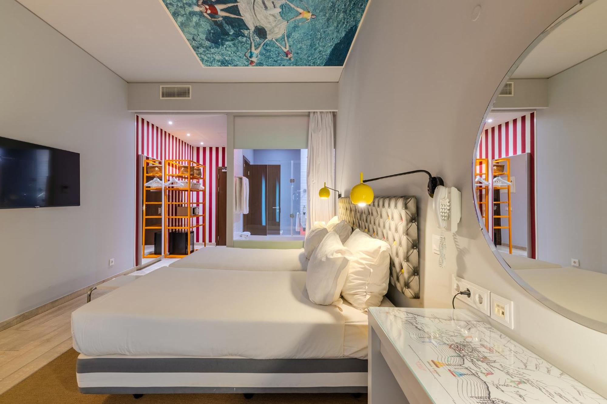 Superior Doppel-/Zweibettzimmer mit Poolblick